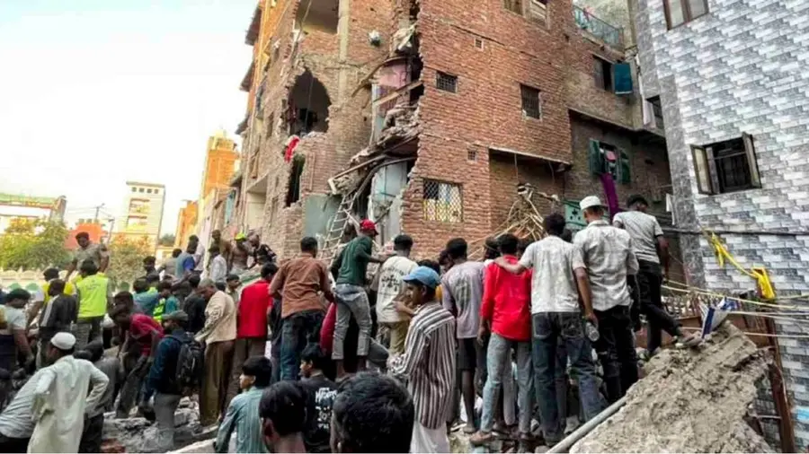 delhi building colapse