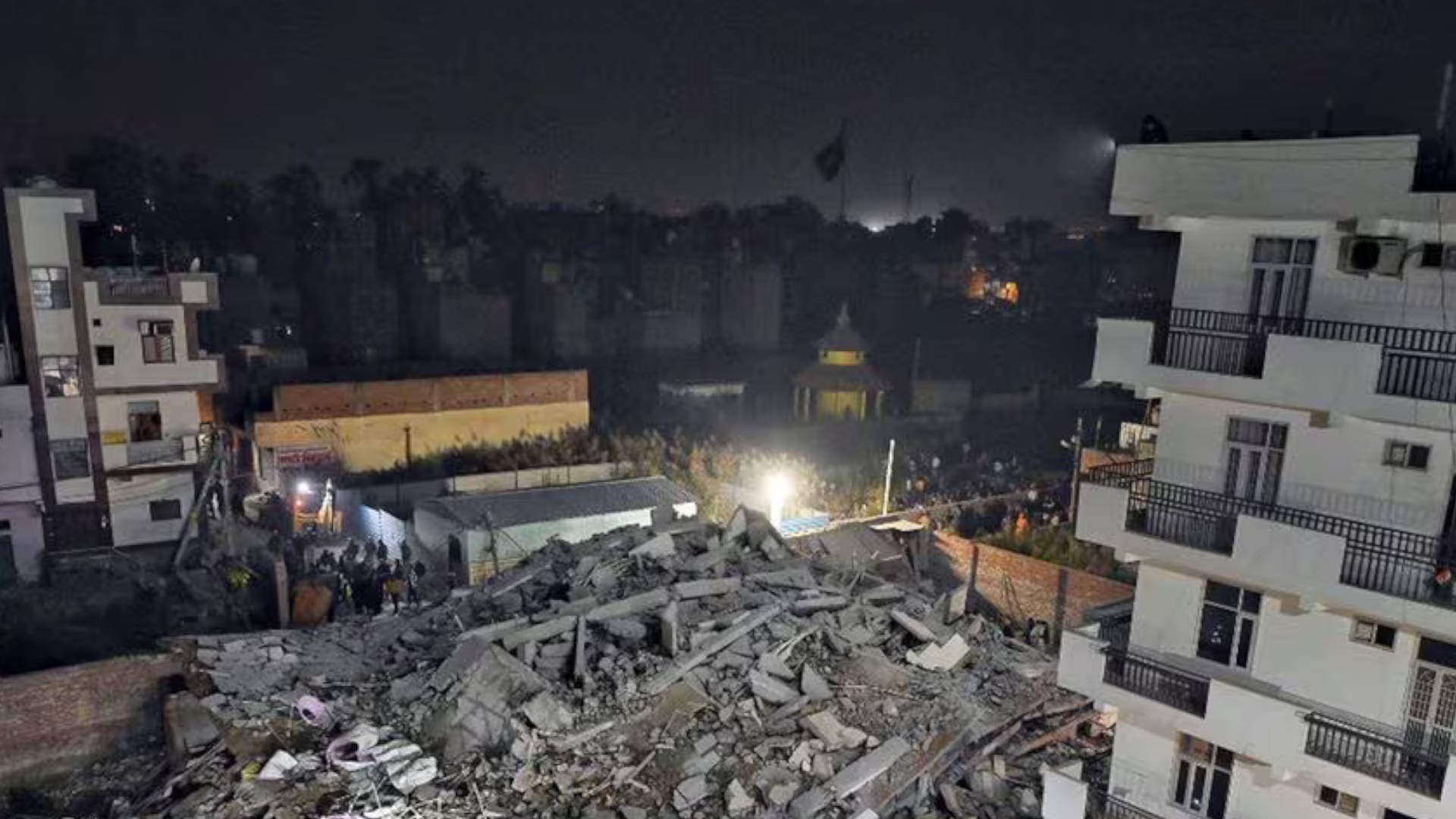 delhi building collapse