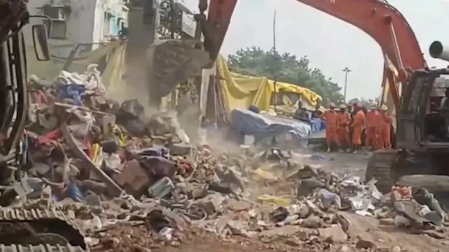 delhi building collapse