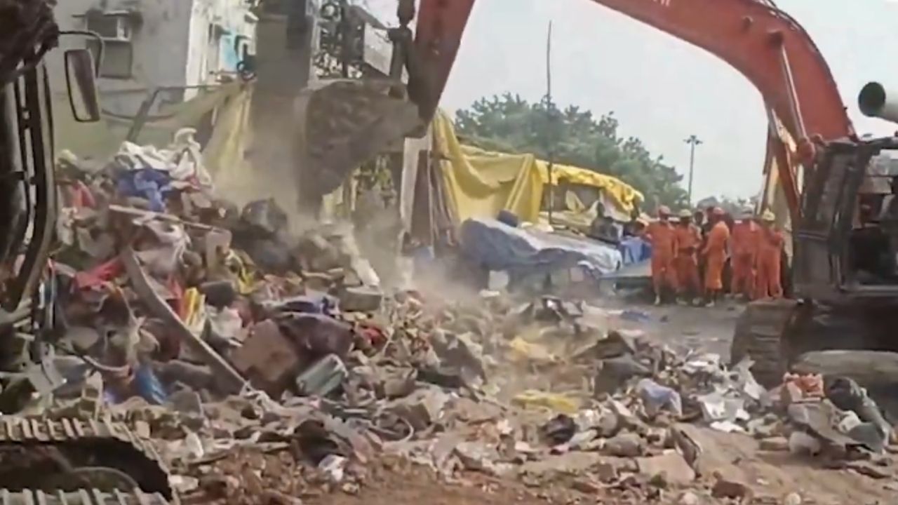 delhi building collapse