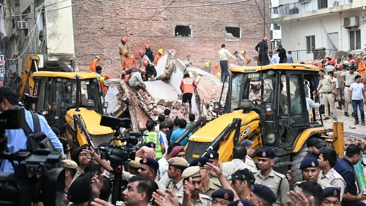 delhi building collapse