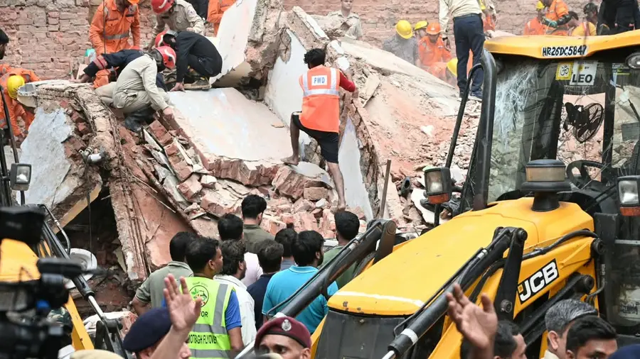 delhi building collapse