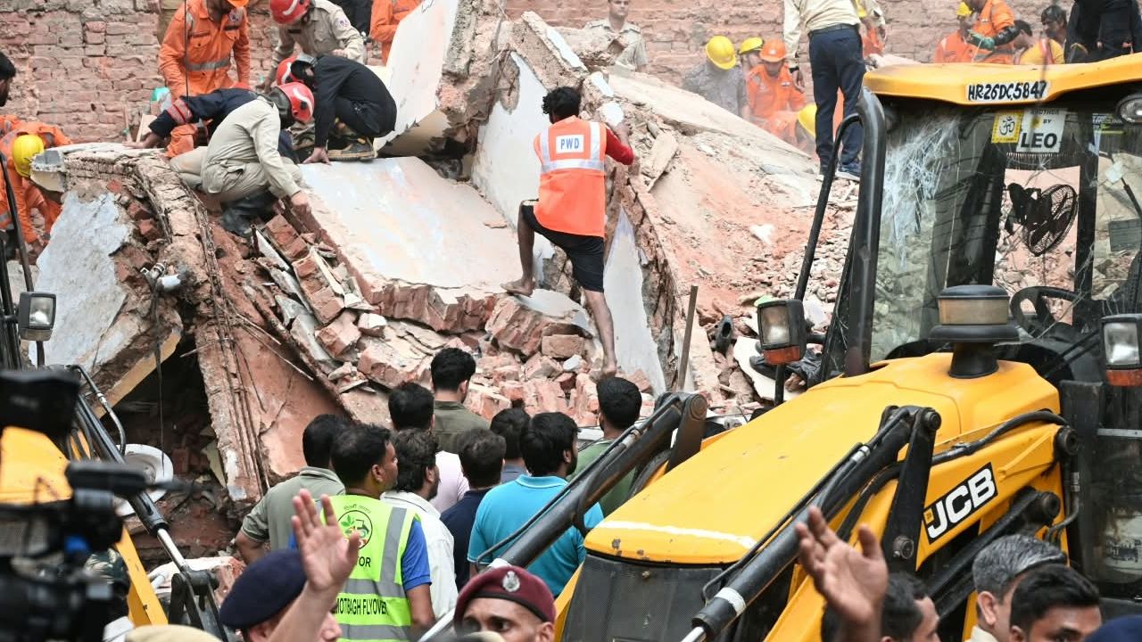 delhi building collapse