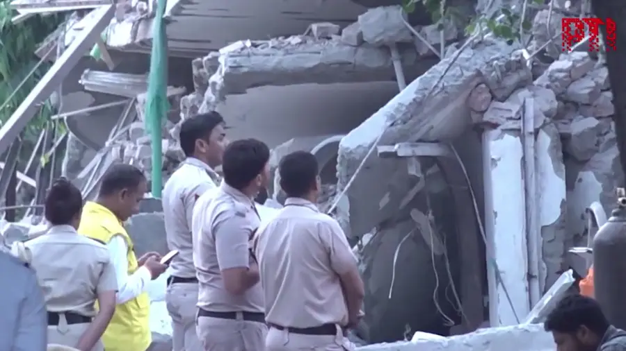 delhi building collapse rescue