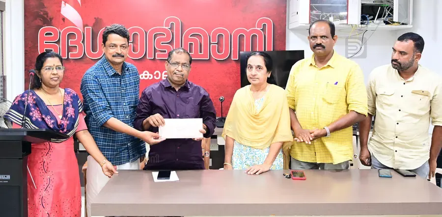 ദേശാഭിമാനി കൊല്ലം യൂണിറ്റിലെ ജീവനക്കാർ പുതുതായി ചേർത്ത ദേശാഭിമാനി വരിക്കാരുടെ ലിസ്റ്റും വരിസംഖ്യയും സിപിഐ എം ജില്ലാ സെക്രട്ടറി എസ് സുദേവൻ ഏറ്റുവാങ്ങുന്നു