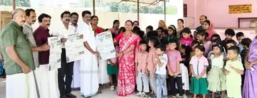 ഓച്ചിറ വലിയകുളങ്ങര ഗവ. എൽപിഎസിൽ ദേശാഭിമാനി അക്ഷരമുറ്റം പദ്ധതി സിപിഐ എം ജില്ലാ കമ്മിറ്റി അംഗം
പി ബി സത്യദേവൻ പ്രധാനാധ്യാപിക ആർ സിന്ധുവിന് പത്രം നൽകി ഉദ്ഘാടനംചെയ്യുന്നു