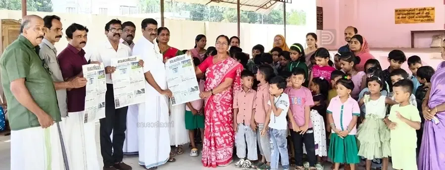 ഓച്ചിറ വലിയകുളങ്ങര ഗവ. എൽപിഎസിൽ ദേശാഭിമാനി അക്ഷരമുറ്റം പദ്ധതി സിപിഐ എം ജില്ലാ കമ്മിറ്റി അംഗം
പി ബി സത്യദേവൻ പ്രധാനാധ്യാപിക ആർ സിന്ധുവിന് പത്രം നൽകി ഉദ്ഘാടനംചെയ്യുന്നു