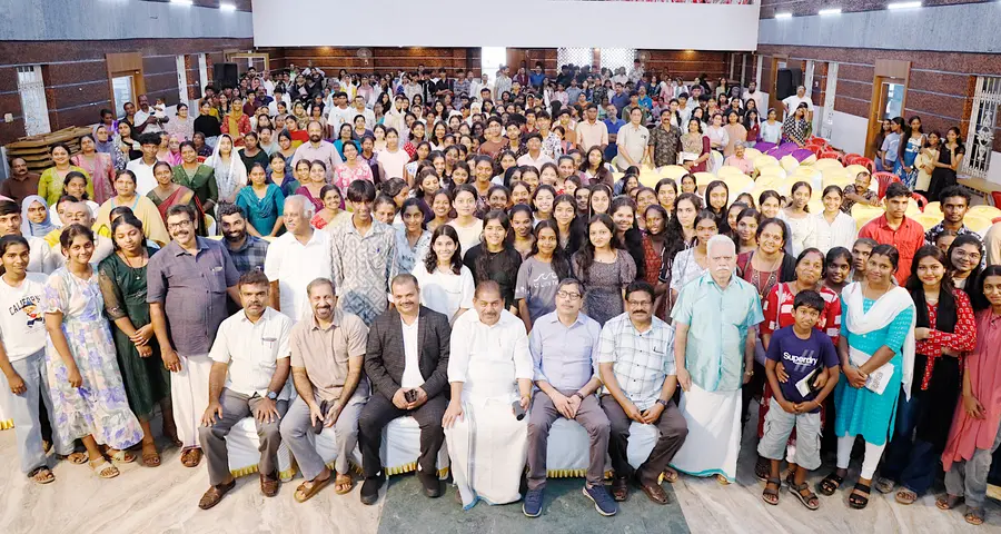 ആലപ്പുഴ പഴവങ്ങാടി കാർമൽ ഹാളിൽ സംഘടിപ്പിച്ച  ദേശാഭിമാനി ഫോക്കസ് 2026 കരിയർ  ഫെസ്റ്റിവലിൽ എസ്എസ്എൽസി, പ്ലസ‍്ടു ഉന്നതവിജയം നേടിയ വിദ്യാർഥികളെ അനുമോദിച്ചപ്പോൾ.  ദേശാഭിമാനി സീനിയര്‍ സബ് എഡിറ്റര്‍ ലിബാസ് മങ്ങാട്, ഫോക്കസ് കോ– ഓർഡിനേറ്റർ ജി ശ്യാംകുമാർ, ബ്യൂറോ ചീഫ് എസ് അഞ്‌ജുനാഥ്, യൂണിറ്റ് മാനേജർ രഞ്ജിത് വിശ്വം, ഇസിആർ ഗ്രൂപ്പ്‌ ഡയറക്‌ടർ  മധു ടി ഭാസ്‍കര്‍, സിപിഐ എം ജില്ലാ സെക്രട്ടറി ആർ നാസർ,  കരിയർ ഗൈഡൻസ്‌ വിദഗ്‌ധൻ  ഡോ. ടി പി സേതുമാധവന്‍, ദേശാഭിമാനി മാർക്കറ്റിങ് മാനേജർ ഗോപൻ നമ്പാട്ട് എന്നിവര്‍ വിദ്യാര്‍ഥികള്‍ക്കൊപ്പം