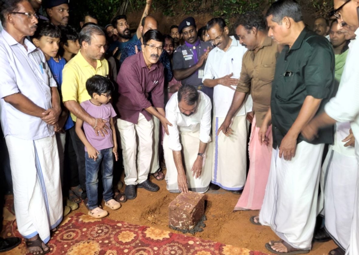 ദേവനന്ദയ്ക്ക് നിർമിക്കുന്ന വീടിന് മന്ത്രി വി ശിവൻകുട്ടി തറക്കല്ലിടുന്നു