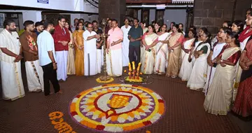 കൊച്ചിൻ ദേവസ്വം ബോർഡിലെ ഓണാഘോഷം  പ്രസിഡന്റ്‌  കെ രവീന്ദ്രൻ   ഉദ്ഘാടനം  ചെയ്യുന്നു 