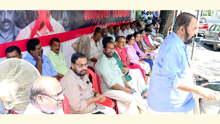 കാപ്പ കേസിൽ ജയിലിലായ ബിജെപി കൗൺസിലർ സുഗതനെ പുറത്താക്കണമെന്നാവശ്യപ്പെട്ട് എൽഡിഎഫ് നടത്തുന്ന സത്യഗ്രഹം സിപിഐ എം
സംസ്ഥാന കമ്മിറ്റി അംഗം വി ശിവൻകുട്ടി ഉദ്ഘാടനം ചെയ്യുന്നു