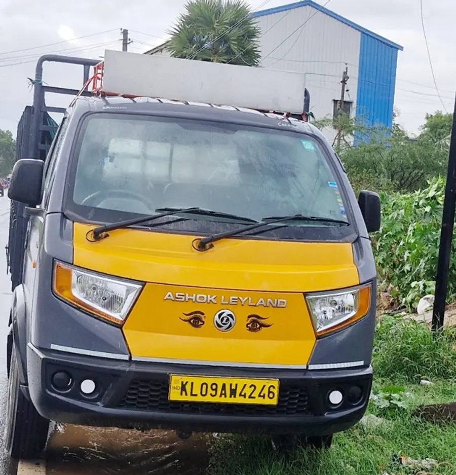 പാലക്കാട്ടുനിന്ന് മോഷ്ടിച്ച പിക്കപ് മധുക്കരയിൽ ഉപേക്ഷിച്ച നിലയിൽ