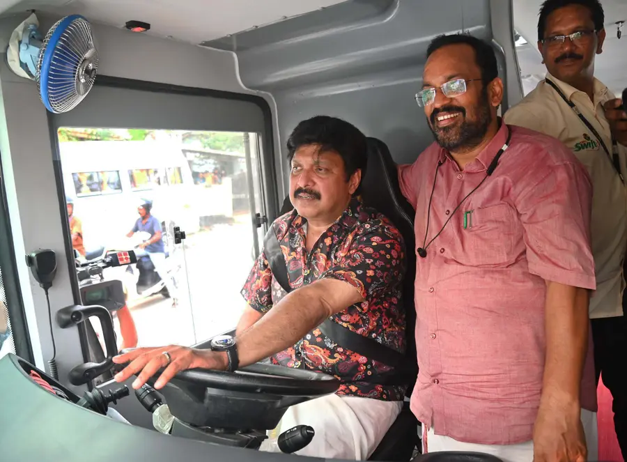 തൃശൂർ സുവോളജിക്കൽ പാർക്കിലേക്ക് സർവീസ് നടത്തുന്ന ഡബിൾ ഡക്കർ ബസ് മന്ത്രി കെ ബി ഗണേഷ്കുമാർ ഓടിക്കുന്നു. മന്ത്രി കെ രാജൻ സമീപം