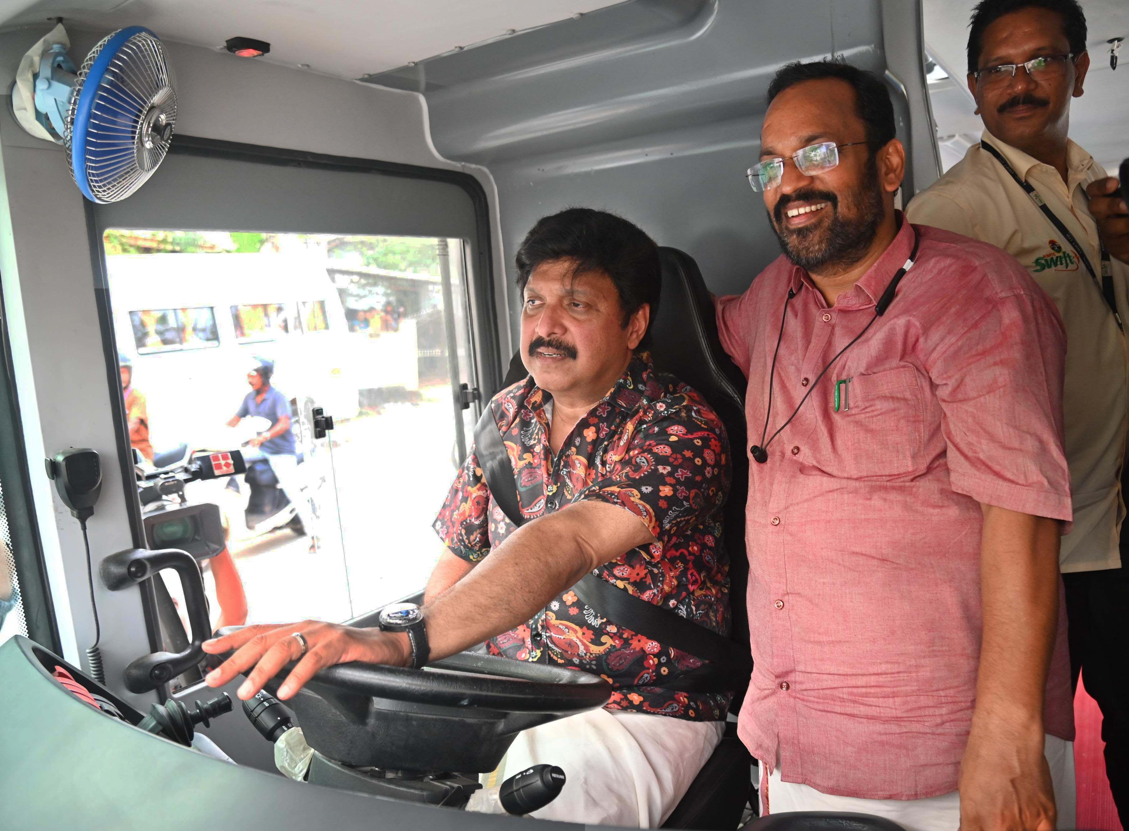 തൃശൂർ സുവോളജിക്കൽ പാർക്കിലേക്ക്‌ സർവീസ്‌ നടത്തുന്ന ഡബിൾ ഡക്കർ ബസ്  മന്ത്രി കെ ബി ഗണേഷ്‌കുമാർ ഓടിക്കുന്നു.  മന്ത്രി കെ രാജൻ സമീപം