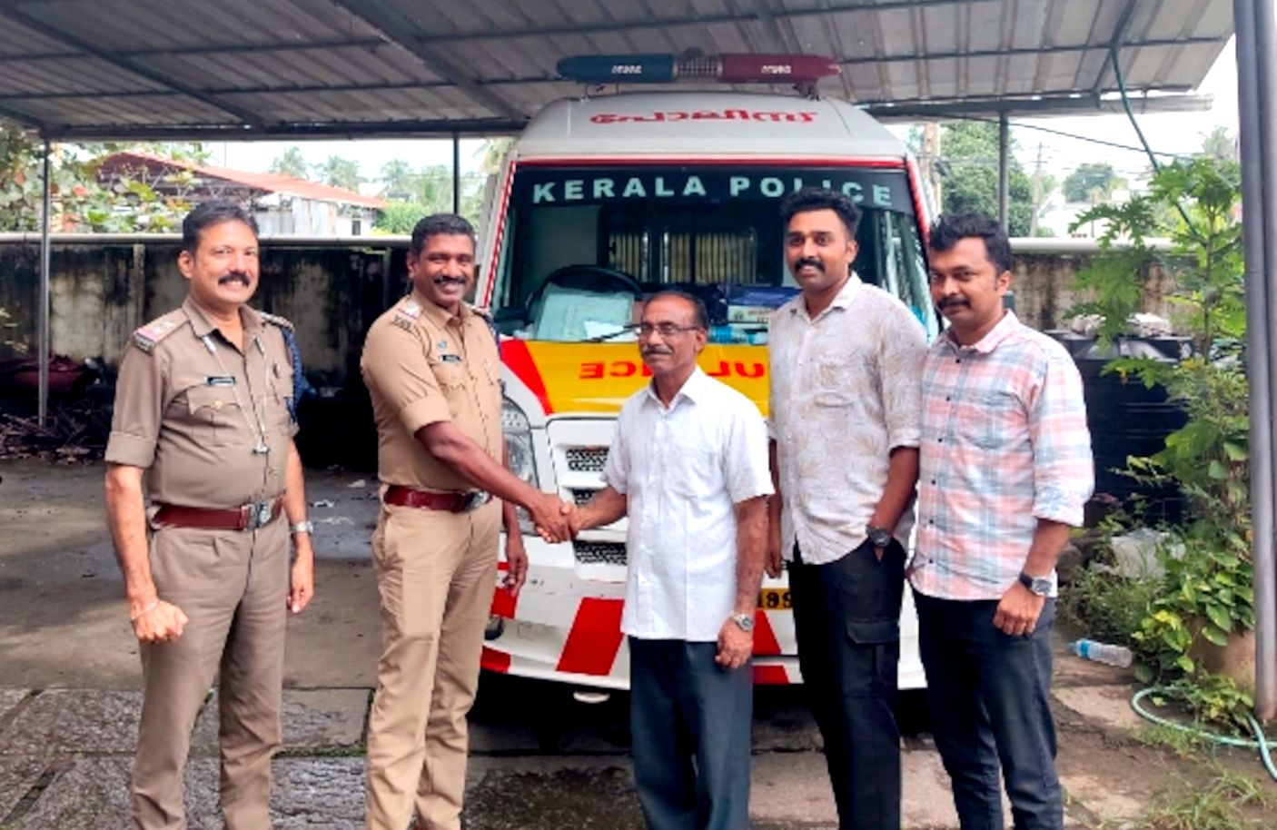 മണ്ണുത്തി സ്റ്റേഷനിലെ പൊലീസുകാർക്കൊപ്പം ജോൺസൻ