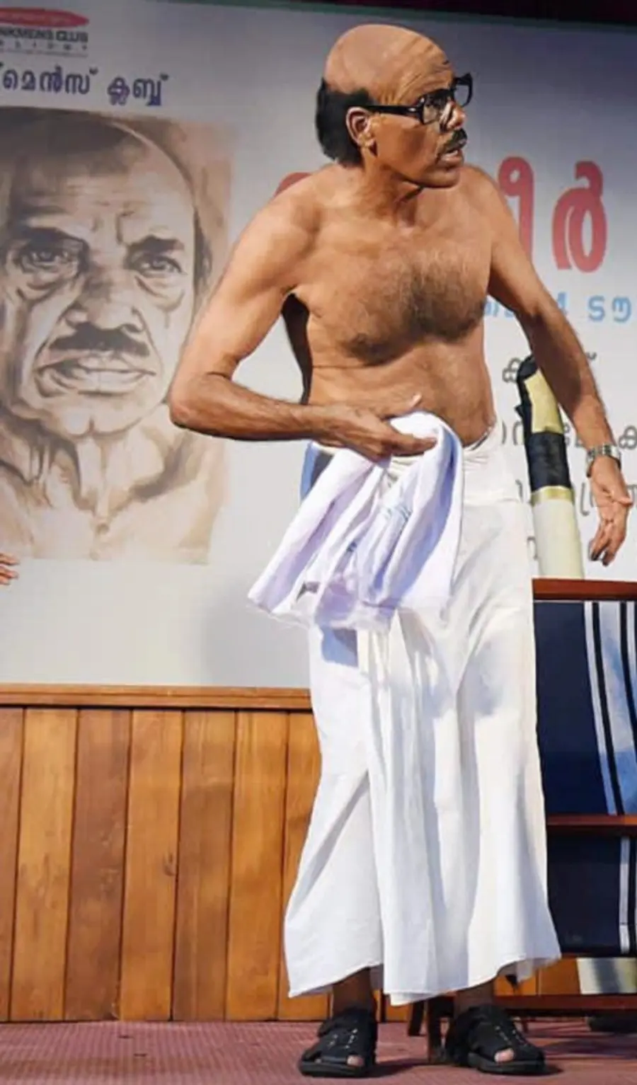 ടൗൺ ഹാളിൽ നടന്ന  വൈക്കം മുഹമ്മദ് ബഷീർ അനുസ്മരണത്തിൽ ബഷീറിന്റെ വേഷത്തിൽ മാവൂർ വിജയൻ  