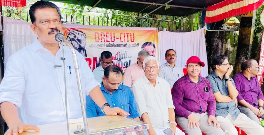 ഡിആർഇയു പാലക്കാട് ഡിവിഷണൽ കമ്മിറ്റി പ്രതിഷേധയോഗം കെ രാധാകൃഷ്ണൻ എംപി ഉദ്ഘാടനംചെയ്യുന്നു