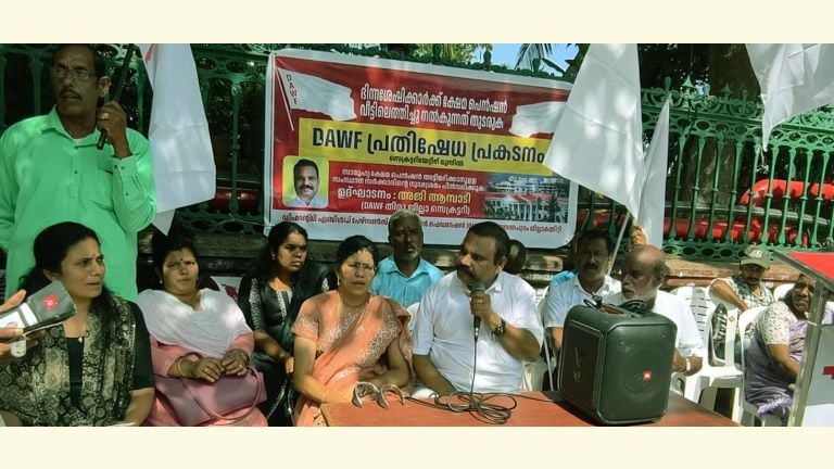 ഡിഎഡബ്ല്യുഎഫ് സെക്രട്ടറിയറ്റിനു മുന്നിൽ നടത്തിയ മാർച്ചും ധർണയും ജില്ലാ സെക്രട്ടറി അജി അമ്പാടി  ഉദ്ഘാടനം ചെയ്യുന്നു