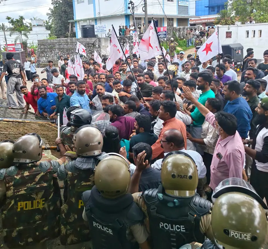 ഡിവൈഎഫ്ഐ മാർച്ച്