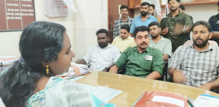 തിരൂർ ബസ് സ്റ്റാന്‍ഡിലെ മാലിന്യ വിഷയത്തിൽ ഉടൻ പരിഹാരം കാണണമെന്നാവശ്യപ്പെട്ട് ഡിവൈഎഫ്ഐ പ്രവർത്തകർ തിരൂർ നഗരസഭാ സെക്രട്ടറിയെ ഉപരോധിക്കുന്നു
