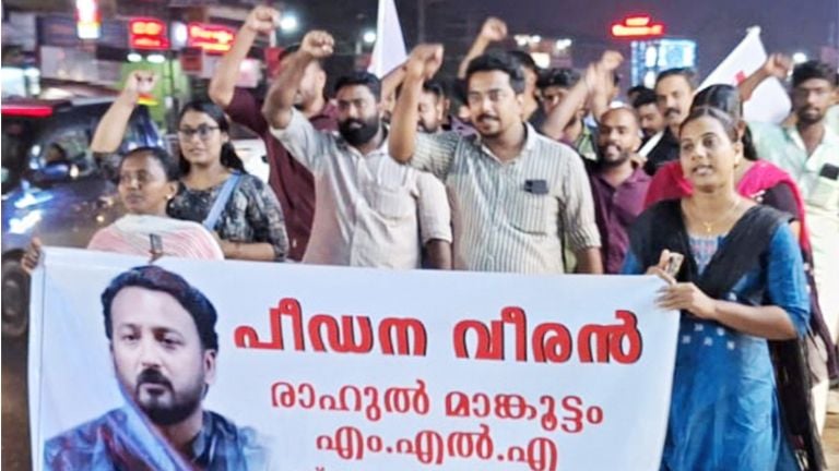 രാഹുൽ മാങ്കൂട്ടം എംഎൽഎ സ്ഥാനം രാജിവെയ്ക്കണമെന്നാവശ്യപ്പെട്ട് ഡിവൈഎഫ്ഐ   ആറ്റിങ്ങൽ ബ്ലോക്ക്‌ കമ്മിറ്റി സംഘടിപ്പിച്ച പ്രതിഷേധ പ്രകടനം