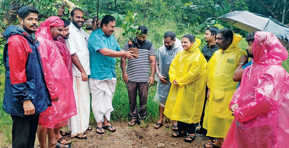 ഡിവൈഎഫ്ഐ കഞ്ഞിക്കുഴി ബ്ലോക്ക് കമ്മിറ്റി മാരാരിക്കുളം ബീച്ചിലെ പ്ലാസ്റ്റിക് മാലിന്യം ജില്ലാ ജോ. സെക്രട്ടറി ആർ അശ്വിന്റെ നേതൃത്വത്തിൽ ശേഖരിക്കുന്നു