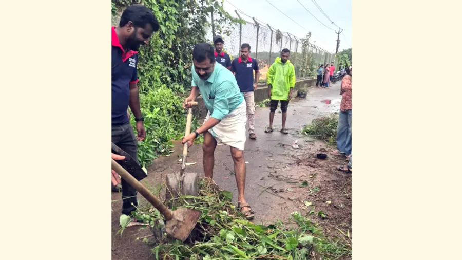കൂവക്കൂടി പാലം ശുചീകരണം സിപിഐഎം ജില്ല സെക്രട്ടറിയറ്റ്  അംഗം  കെ എസ്‌ സുനിൽകുമാർ ഉദ്ഘാടനം ചെയ്യുന്നു