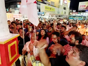 ഡിവൈഎഫ്ഐ കൊല്ലം ജില്ലാ സമ്മേളനത്തിന് സ്വാഗതസംഘം ചെയർമാൻ വി സുബ്ബലാൽ പതാക ഉയർത്തുന്നു