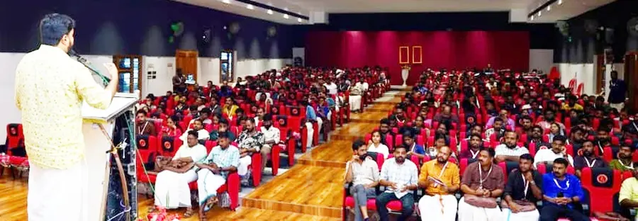 വണ്ടൂര്‍ പോരൂര്‍ പുഷ്പൻ നഗറിൽ നടന്ന ഡിവൈഎഫ്ഐ ജില്ലാ സമ്മേളനത്തില്‍ സംസ്ഥാന പ്രസിഡന്റ് വി വസീഫ് സംസാരിക്കുന്നു