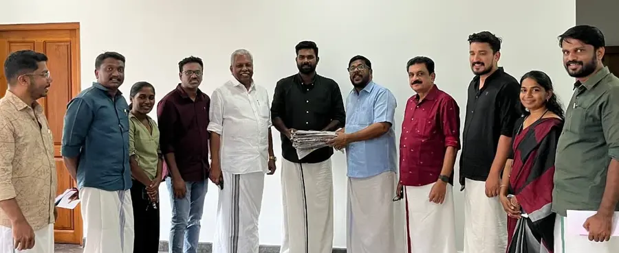 പാഴ്വസ്തു ശേഖരിക്കുന്നതിന്റെ ഭാഗമായി സിപിഐ എം ജില്ലാ കമ്മിറ്റി ഓഫീസിലെ പത്രക്കടലാസുകൾ ജില്ലാ സെക്രട്ടറി കെ വി അബ്ദുൾ ഖാദർ, സംസ്ഥാന സമ്മേളന സംഘാടക സമിതി കൺവീനർ കെ എസ് റോസൽ രാജിന് കൈമാറുന്നു