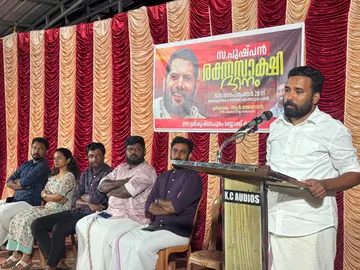 ഡിവൈഎഫ്ഐ ശ്രീകൃഷ്ണപുരത്ത് സംഘടിപ്പിച്ച പുഷ്പ്പൻ രക്തസാക്ഷി ദിനാചരണം ജില്ലാ സെക്രട്ടറി ആർ ജയദേവൻ ഉദ്ഘാടനം ചെയ്യുന്നു