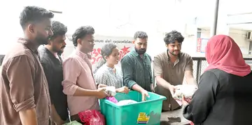 മലപ്പുറം താലൂക്ക് ആശുപത്രിയില് ഡിവൈഎഫ്ഐ ഹൃദയപൂര്വം പദ്ധതിയില് പൊതിച്ചോര് നല്കുന്നു