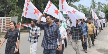 കോറോ ഹെൽത്ത് കമ്പനി ഓഫീസിലേക്ക്‌  ഡിവൈഎഫ്ഐ പ്രവർത്തകർ നടത്തിയ മാർച്ച്‌