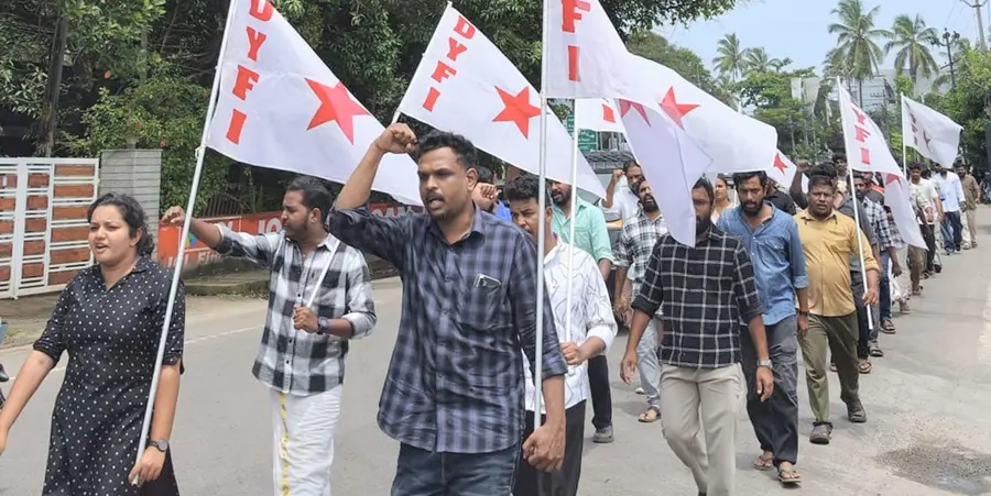കോറോ ഹെൽത്ത് കമ്പനി ഓഫീസിലേക്ക്‌  ഡിവൈഎഫ്ഐ പ്രവർത്തകർ നടത്തിയ മാർച്ച്‌