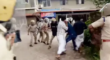 വടകര പൊലീസ് സ്റ്റേഷനിലേക്ക് മാർച്ച് നടത്തിയ ഡിവൈഎഫ്ഐ പ്രവർത്തകർക്ക് നേരെ ലാത്തിചാർജ് ചെയ്യുന്നു