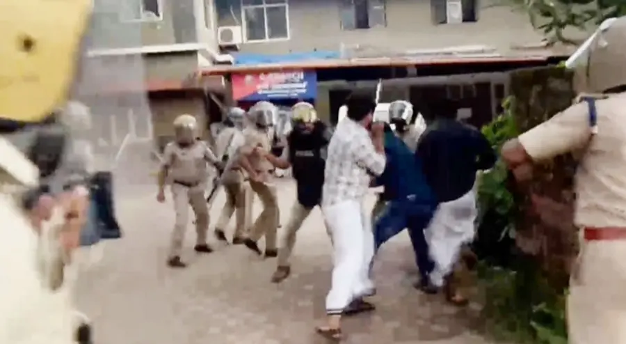 വടകര പൊലീസ് സ്റ്റേഷനിലേക്ക് മാർച്ച് നടത്തിയ ഡിവൈഎഫ്ഐ പ്രവർത്തകർക്ക് നേരെ ലാത്തിചാർജ് ചെയ്യുന്നു