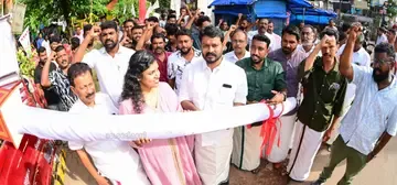 ഡിവൈഎഫ്ഐ ജില്ലാ സമ്മേളന നഗറിലേക്കുള്ള കൊടിമരം രക്തസാക്ഷി സുനിൽകുമാറിന്റെ സ്മൃതിമണ്ഡപത്തിൽ സിപിഐ എം ജില്ലാ സെക്രട്ടറിയറ്റ് അംഗം എക്സ് ഏണസ്റ്റും ഡിവൈഎഫ്ഐ കേന്ദ്ര കമ്മിറ്റി അംഗം ചിന്താജെറോമും ചേർന്ന് ജാഥാ ക്യാപ്റ്റൻ എസ് ആർ രാഹുൽ, ജാഥാ മാനേജർ ടി പി അഭിമന്യു എന്നിവർക്ക് കൈമാറുന്നു