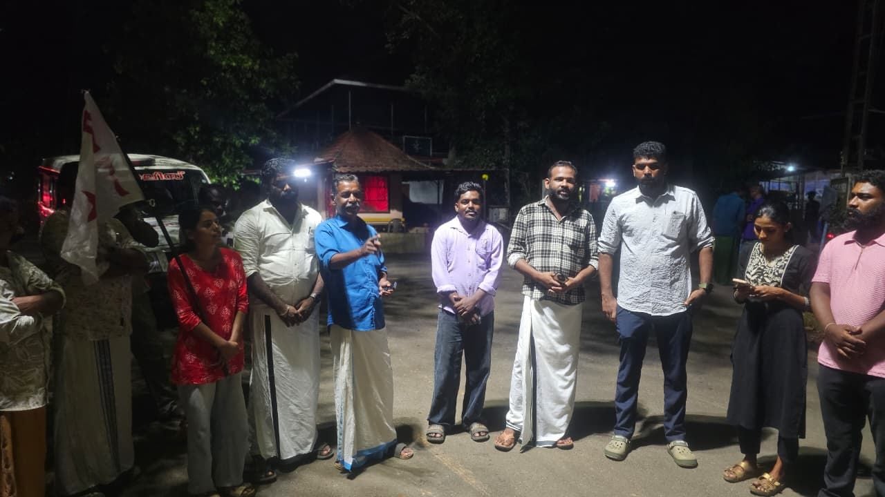 ഡിവൈഎഫ്ഐ കുട്ടനാട് ബ്ലോക്ക്‌ കമ്മിറ്റി പുളിങ്കുന്നിൽ നടത്തിയ പ്രതിഷേധം