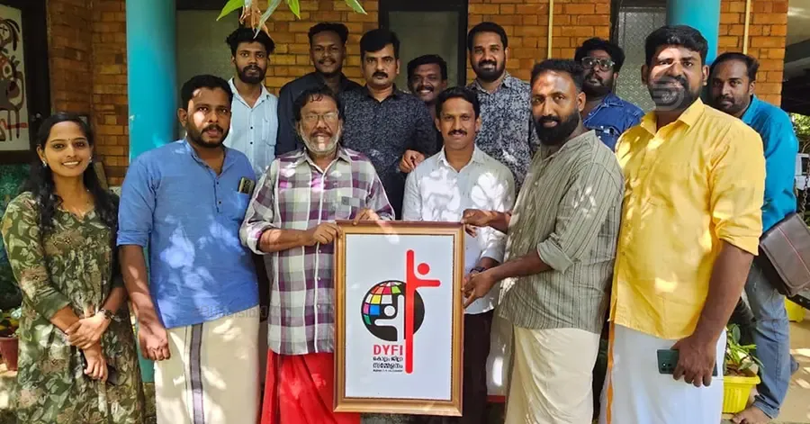 ഡിവൈഎഫ്ഐ ജില്ലാ സമ്മേളനത്തിന്റെ ലോഗോ കവി കുരീപ്പുഴ ശ്രീകുമാർ ജില്ലാ സെക്രട്ടറി ശ്യാം മോഹന് നൽകി
പ്രകാശിപ്പിക്കുന്നു