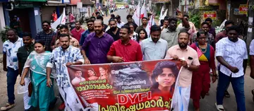 നെടുമ്പാശേരി വാഹനാപകടത്തിലെ പ്രതി സുഹൈലിന്റെ സ്ഥാപനമായ ഇഹ ഡിസൈന്സിലേക്ക് ഡിവൈഎഫ്ഐ സംഘടിപ്പിച്ച പ്രതിഷേധ മാർച്ച്