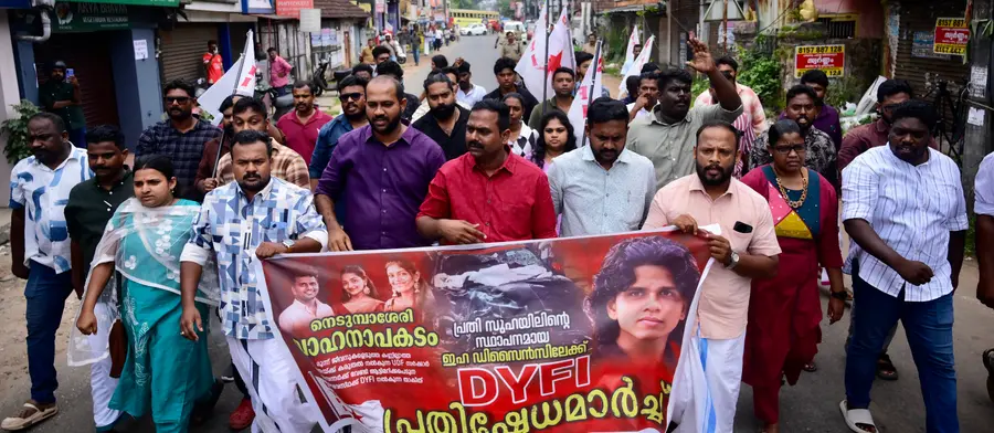 നെടുമ്പാശേരി വാഹനാപകടത്തിലെ പ്രതി സുഹൈലിന്റെ സ്ഥാപനമായ ഇഹ ഡിസൈന്സിലേക്ക് ഡിവൈഎഫ്ഐ സംഘടിപ്പിച്ച പ്രതിഷേധ മാർച്ച്