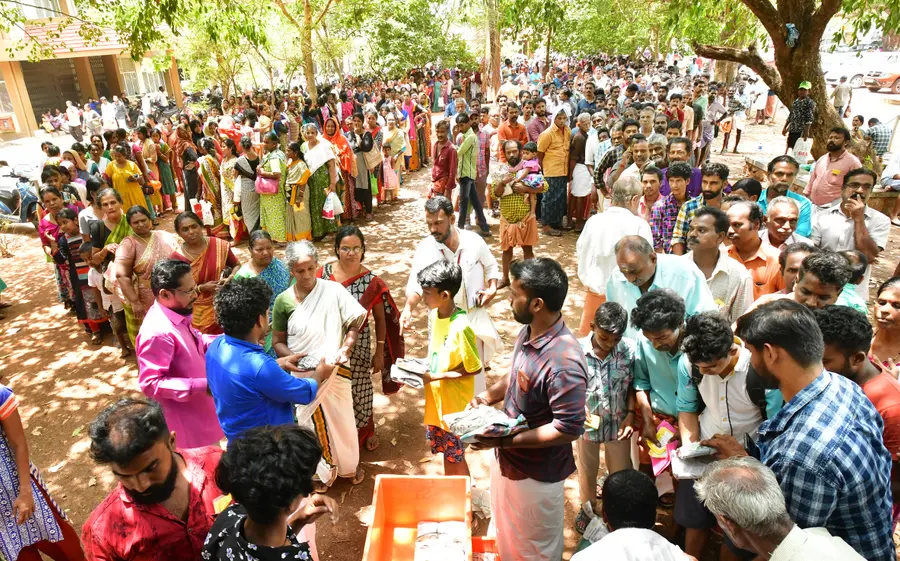 തൃശൂർ ഗവ. മെഡിക്കൽ കോളേജിൽ ഡിവെെഎഫ്ഐ പ്രവർത്തകർ പൊതിച്ചേറാറ് വിതരണം ചെയ്യുന്നു (ഫയൽ ചിത്രം)
