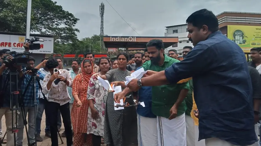 dyfi protest at kannur against governor