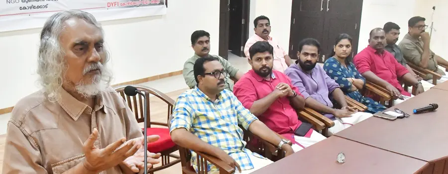 ഡിവൈഎഫ്ഐ ജില്ലാ കമ്മിറ്റിയുടെ നേതൃത്വത്തിൽ നടന്ന 'വന്ദേമാതരം ചരിത്രവും വർത്തമാനവും ' സെമിനാറിൽ
കെ ഇ എൻ കുഞ്ഞഹമ്മദ് സംസാരിക്കുന്നു.