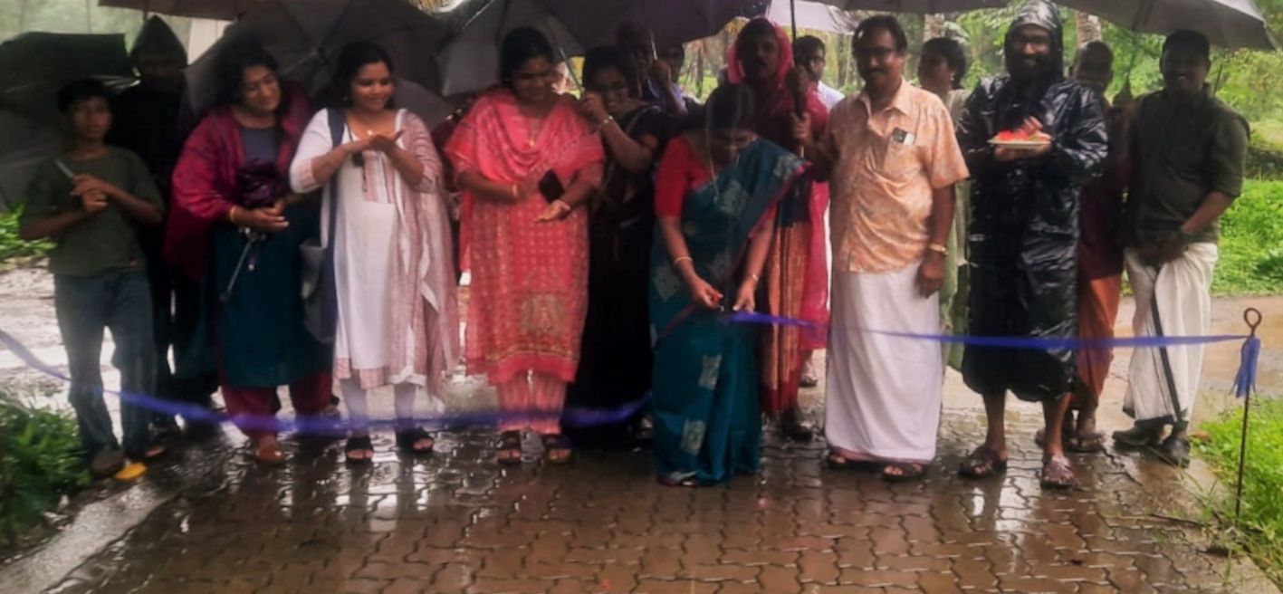 ചെമ്മണ്ണൂരില്‍ ഇന്റര്‍ലോക്ക് റോഡ് നഗരസഭാ ചെയര്‍പേഴ്സണ്‍ സീതാ രവീന്ദ്രൻ ഉദ്ഘാടനം ചെയ്യുന്നു