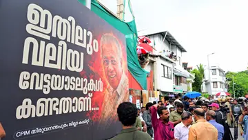 തിരുവനന്തപുരം ബേക്കറി ജങ്‌ഷന്‌ സമീപം പിണറായി വിജയന്റെ വാടകവീട്ടിൽ ഇഡി  പരിശോധന നടത്തുന്നത് അറിഞ്ഞെത്തിയ പ്രവര്‍ത്തകര്‍