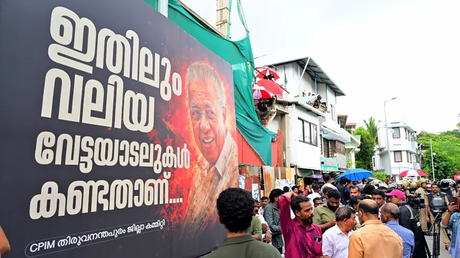 തിരുവനന്തപുരം ബേക്കറി ജങ്ഷന് സമീപം പിണറായി വിജയന്റെ വാടകവീട്ടിൽ ഇഡി പരിശോധന നടത്തുന്നത് അറിഞ്ഞെത്തിയ പ്രവര്ത്തകര്