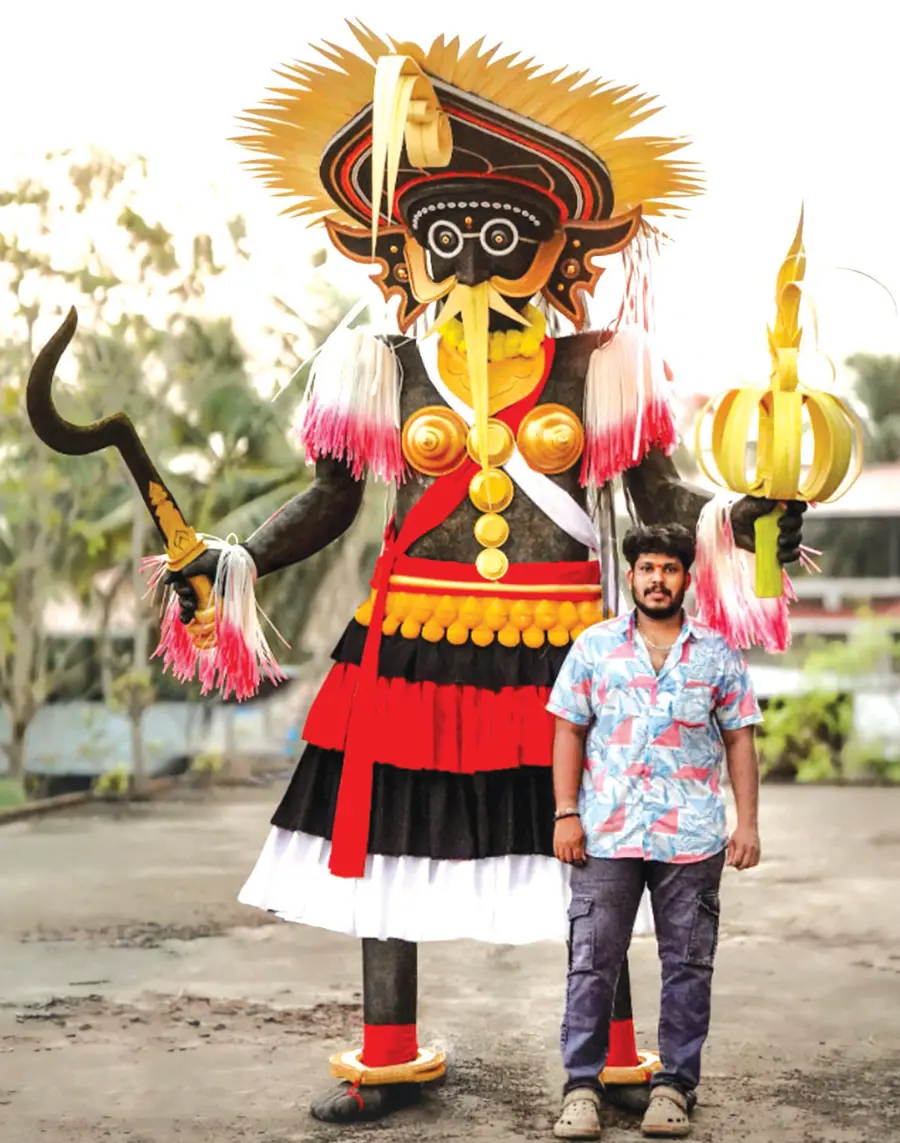 റോബോട്ട്‌ കരിങ്കാളിക്കൊപ്പം രഞ്ജീഷ്