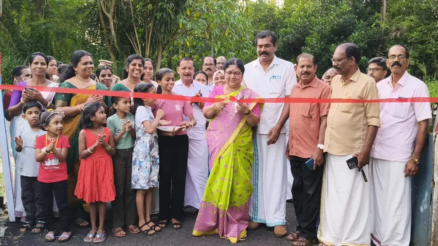 ആളൂർ പഞ്ചായത്തിലെ എടാർമറ്റം റോഡ് മന്ത്രി ആർ ബിന്ദു ഉദ്ഘാടനം ചെയുന്നു
