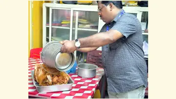 ഇടവയിൽ ആരോഗ്യവിഭാഗം നടത്തിയ പരിശോധനയിൽ പഴകിയ
ഭക്ഷണസാധനങ്ങൾ പിടിച്ചെടുത്തപ്പോൾ
